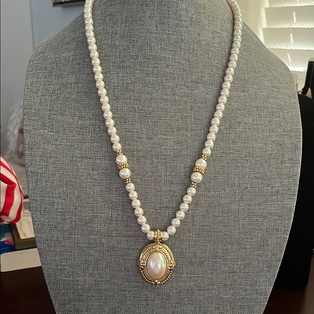 1928 Elegant Pearl and Gold Necklace